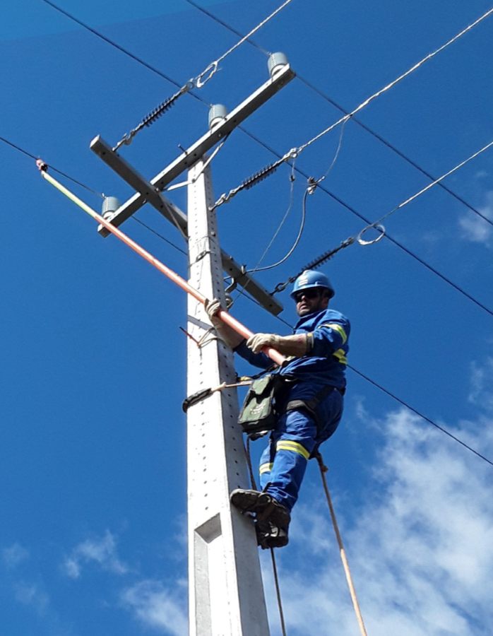 Eletricista da Eletrocheski em rede de distribuição