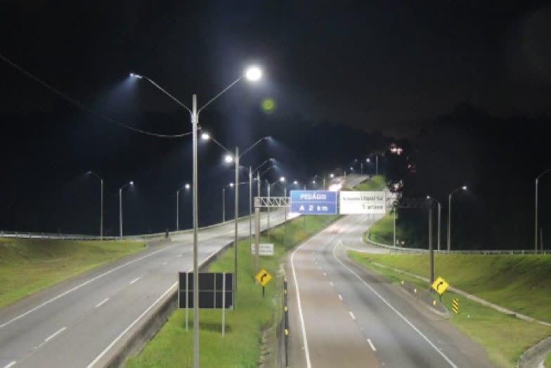Iluminação da Autopista Litoral Sul à noite